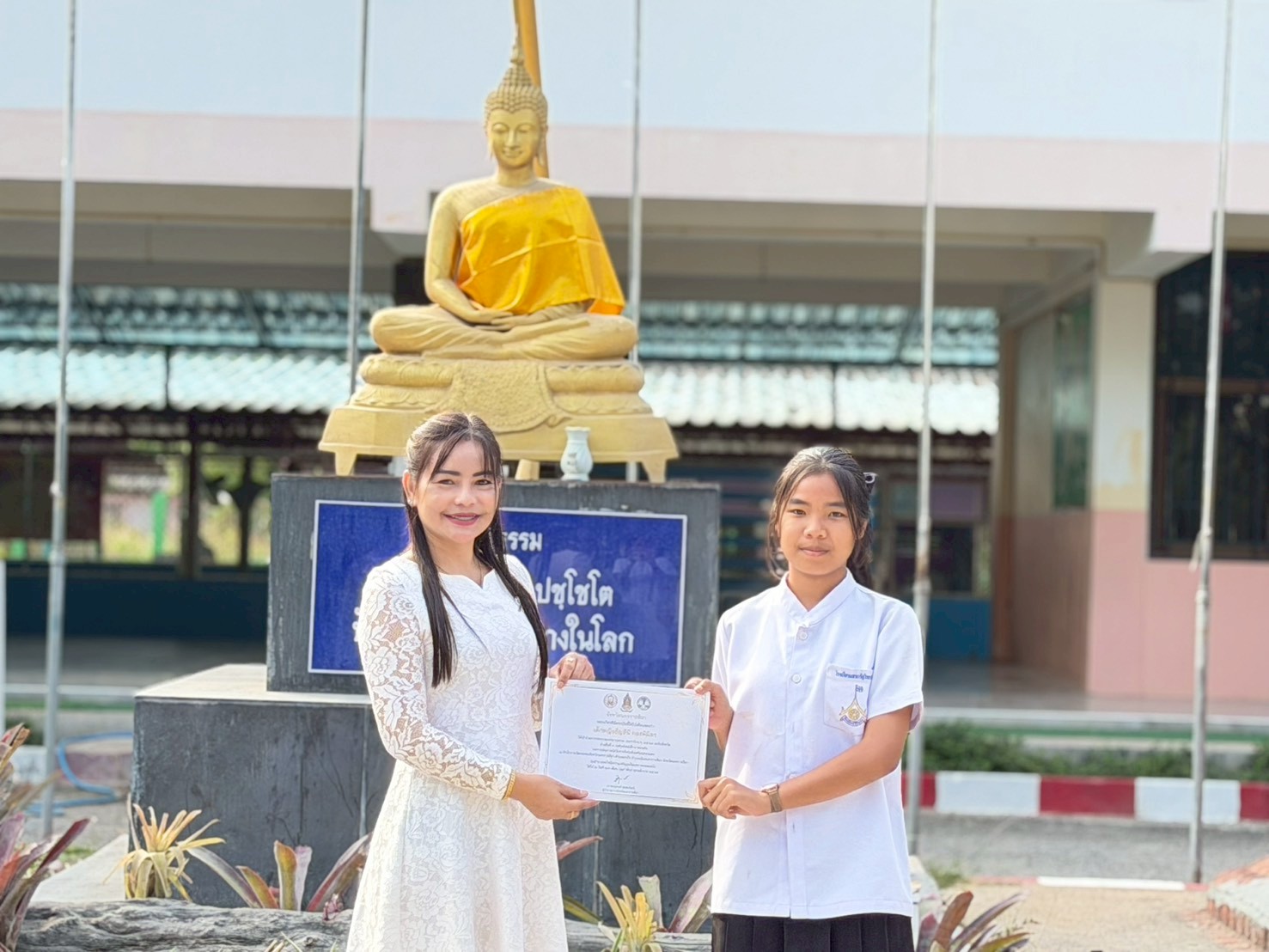 โรงเรียนเสนารัฐวิทยาคาร ขอแสดงความยินดีกับเด็กหญิงธัญสินี กองพิมิตร ชั้นมัธยมศึกษาปีที่ ๒ เด็กหญิงน้ำเพชร ตันประภัศสร ชั้นมัธยมศึกษาปีที่ ๓ ได้รางวัลระดับเหรียญทองแดง การประกวดบรรยายธรรม